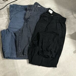MENS BUNDLE OF FOUR OLD NAVY BOTTOMS two shorts and one pair of pants
